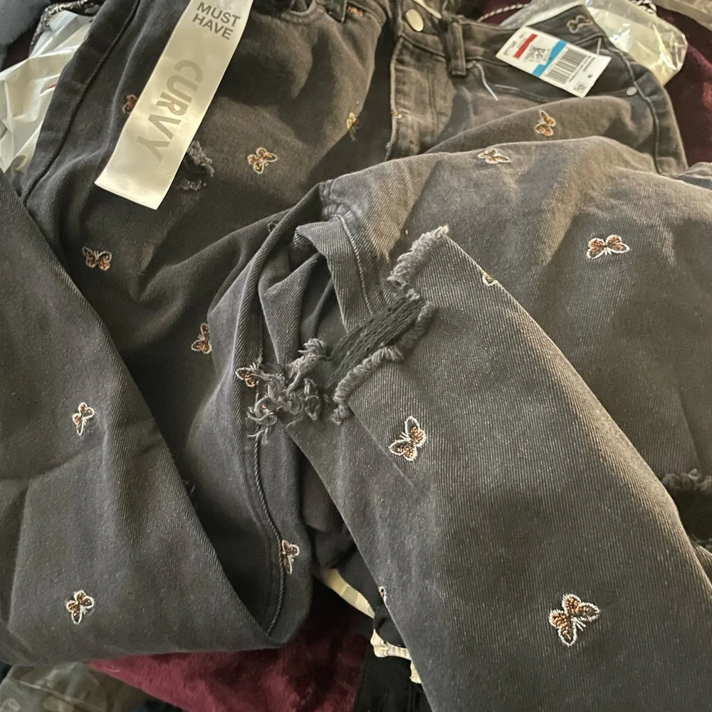 BNWT Mom jeans with butterflies Size 9 - Picture 3 of 3